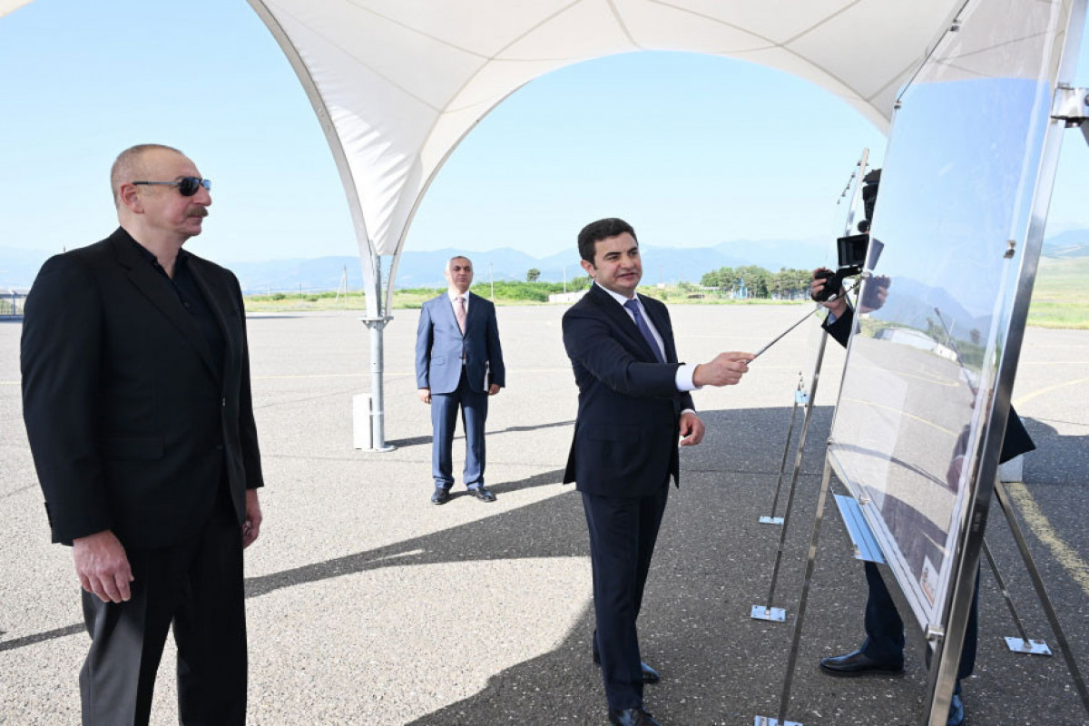 Le président Ilham Aliyev visite l’aéroport de Khodjaly
