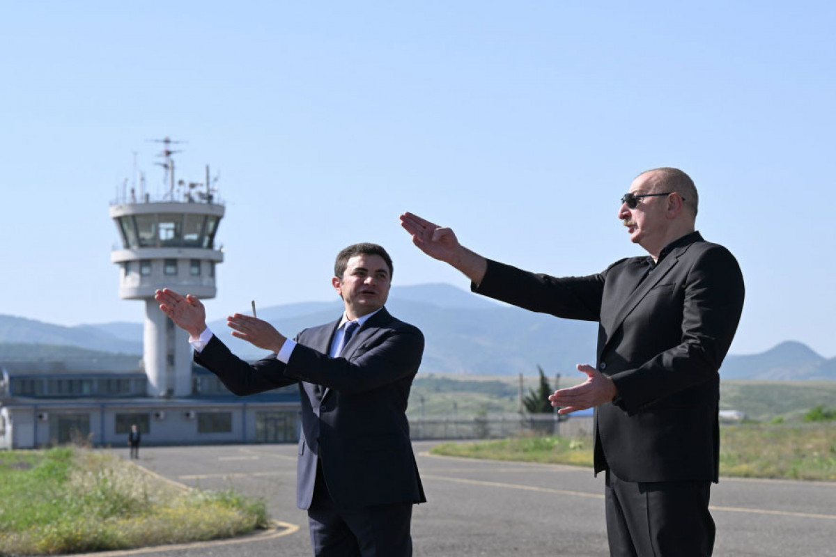 Le président Ilham Aliyev visite l’aéroport de Khodjaly