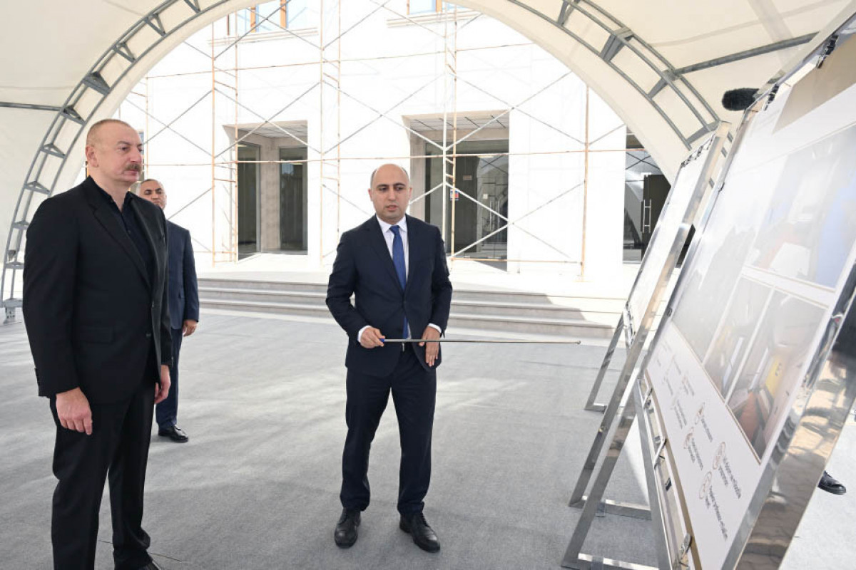 Le président Ilham Aliyev inspecte les travaux réalisés à l'Université du Karabagh à Khankendi