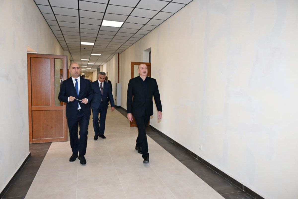 Le président Ilham Aliyev inspecte les travaux réalisés à l'Université du Karabagh à Khankendi