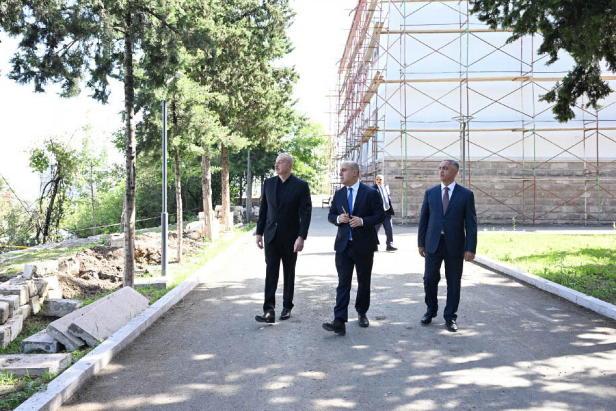 Le président Ilham Aliyev inspecte les travaux réalisés à l'Université du Karabagh à Khankendi