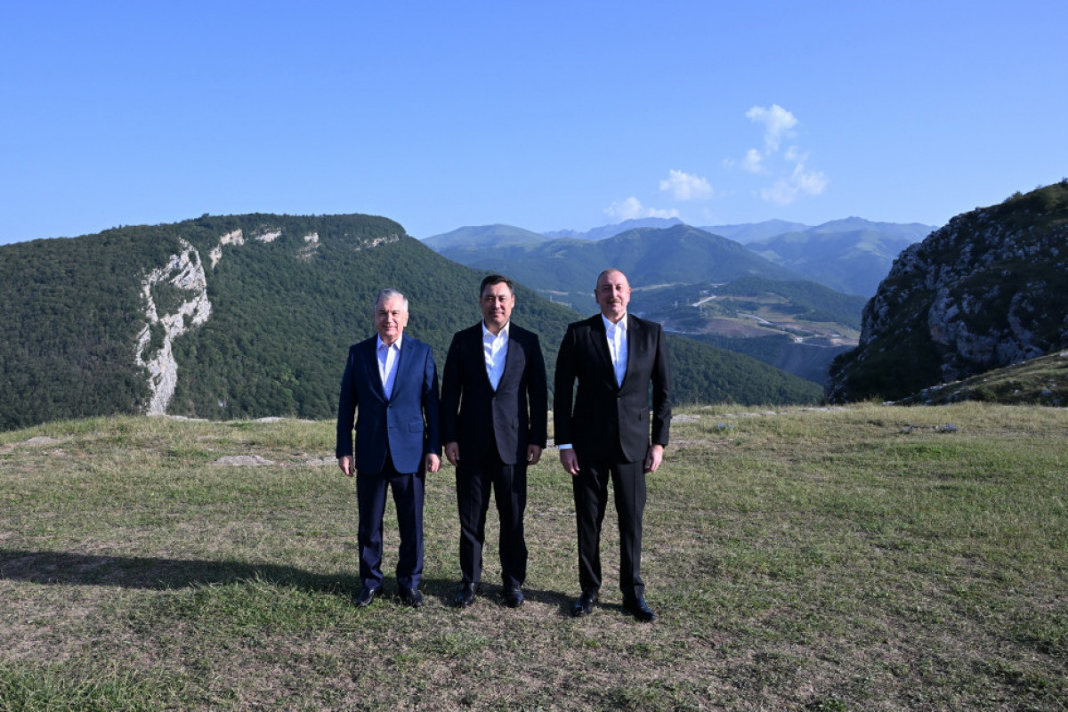 Choucha : les présidents azerbaïdjanais, ouzbek et kirghiz visitent le premier complexe résidentiel, la mosquée Achaghy Gövher Agha et la ville