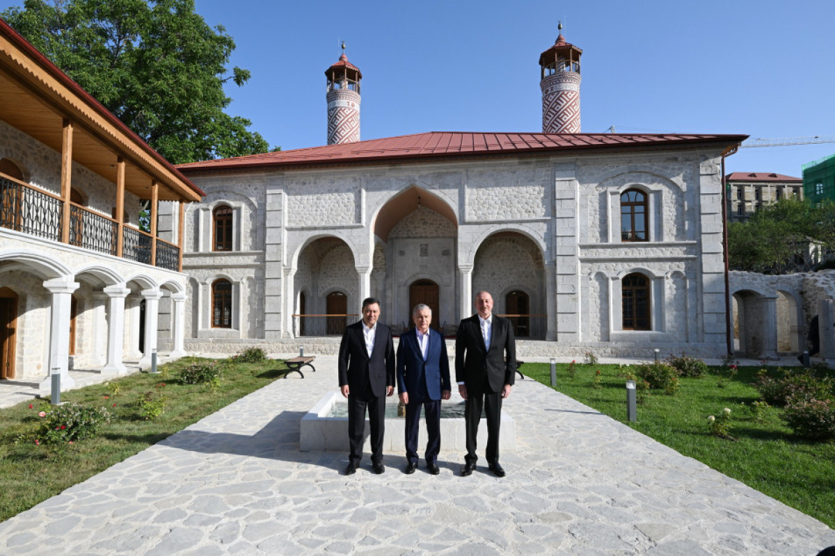 Choucha : les présidents azerbaïdjanais, ouzbek et kirghiz visitent le premier complexe résidentiel, la mosquée Achaghy Gövher Agha et la ville