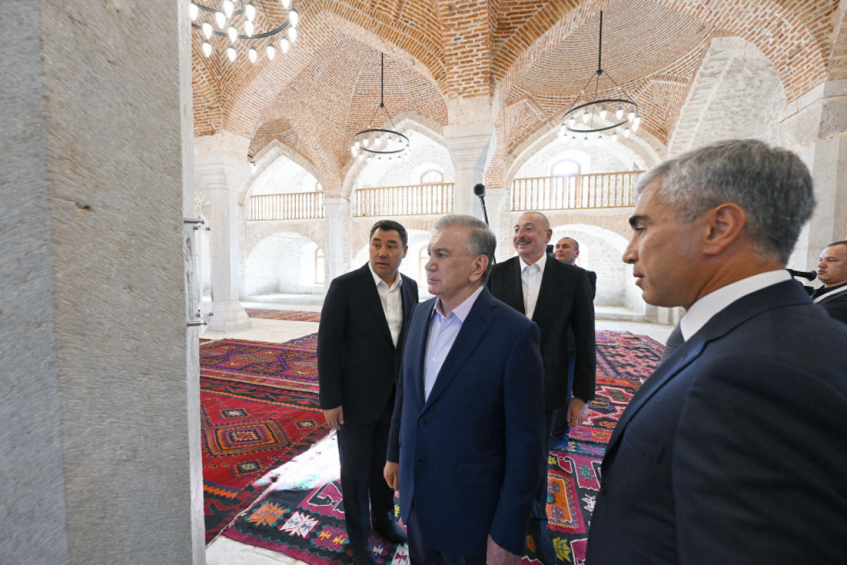 Choucha : les présidents azerbaïdjanais, ouzbek et kirghiz visitent le premier complexe résidentiel, la mosquée Achaghy Gövher Agha et la ville