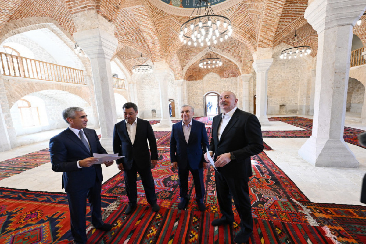 Choucha : les présidents azerbaïdjanais, ouzbek et kirghiz visitent le premier complexe résidentiel, la mosquée Achaghy Gövher Agha et la ville