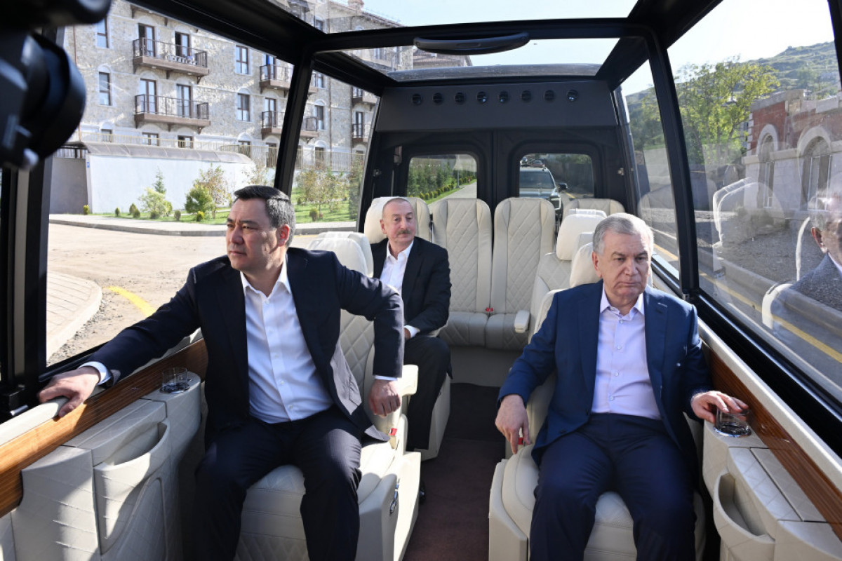 Choucha : les présidents azerbaïdjanais, ouzbek et kirghiz visitent le premier complexe résidentiel, la mosquée Achaghy Gövher Agha et la ville