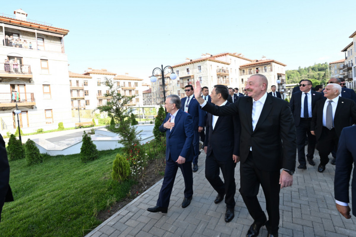 Choucha : les présidents azerbaïdjanais, ouzbek et kirghiz visitent le premier complexe résidentiel, la mosquée Achaghy Gövher Agha et la ville