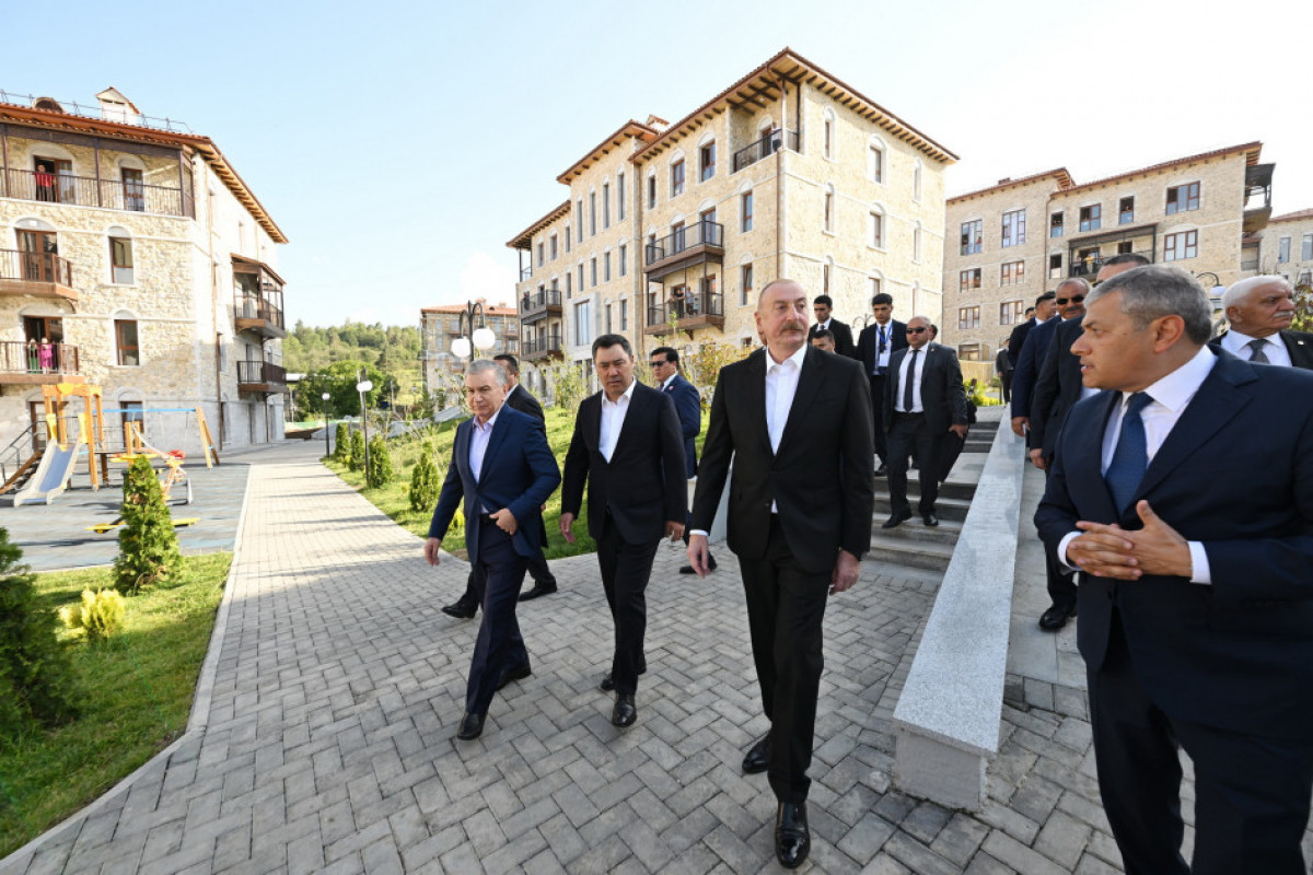 Choucha : les présidents azerbaïdjanais, ouzbek et kirghiz visitent le premier complexe résidentiel, la mosquée Achaghy Gövher Agha et la ville