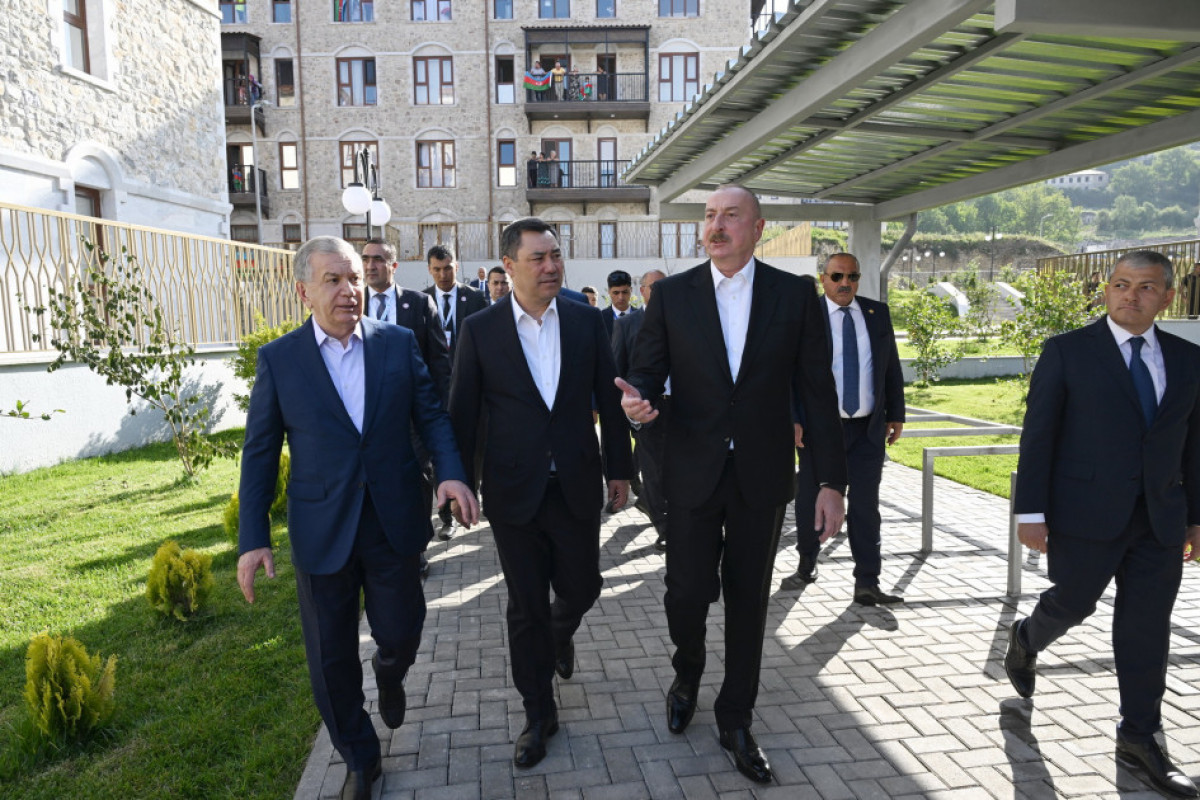 Choucha : les présidents azerbaïdjanais, ouzbek et kirghiz visitent le premier complexe résidentiel, la mosquée Achaghy Gövher Agha et la ville
