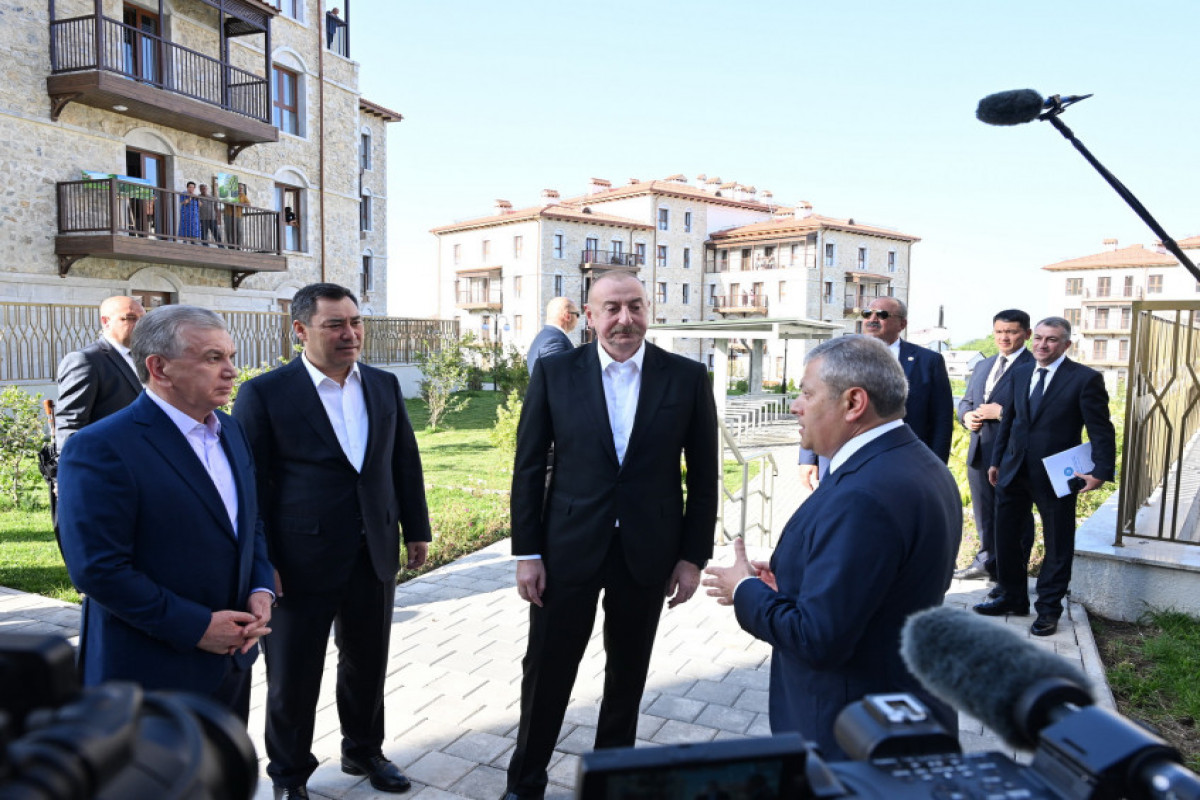 Choucha : les présidents azerbaïdjanais, ouzbek et kirghiz visitent le premier complexe résidentiel, la mosquée Achaghy Gövher Agha et la ville
