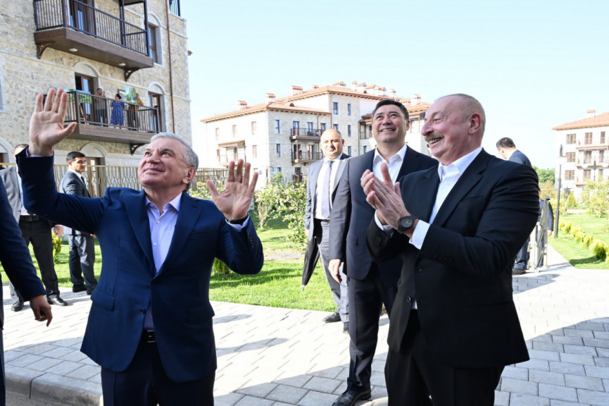 Choucha : les présidents azerbaïdjanais, ouzbek et kirghiz visitent le premier complexe résidentiel, la mosquée Achaghy Gövher Agha et la ville