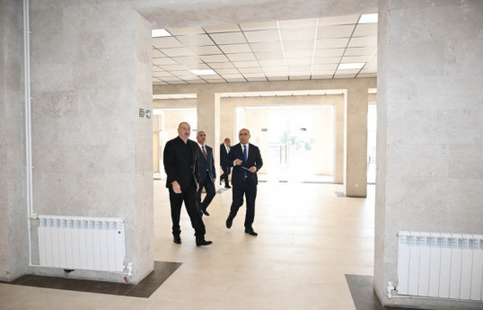 Le président Ilham Aliyev inspecte les travaux réalisés à l'Université du Karabagh à Khankendi