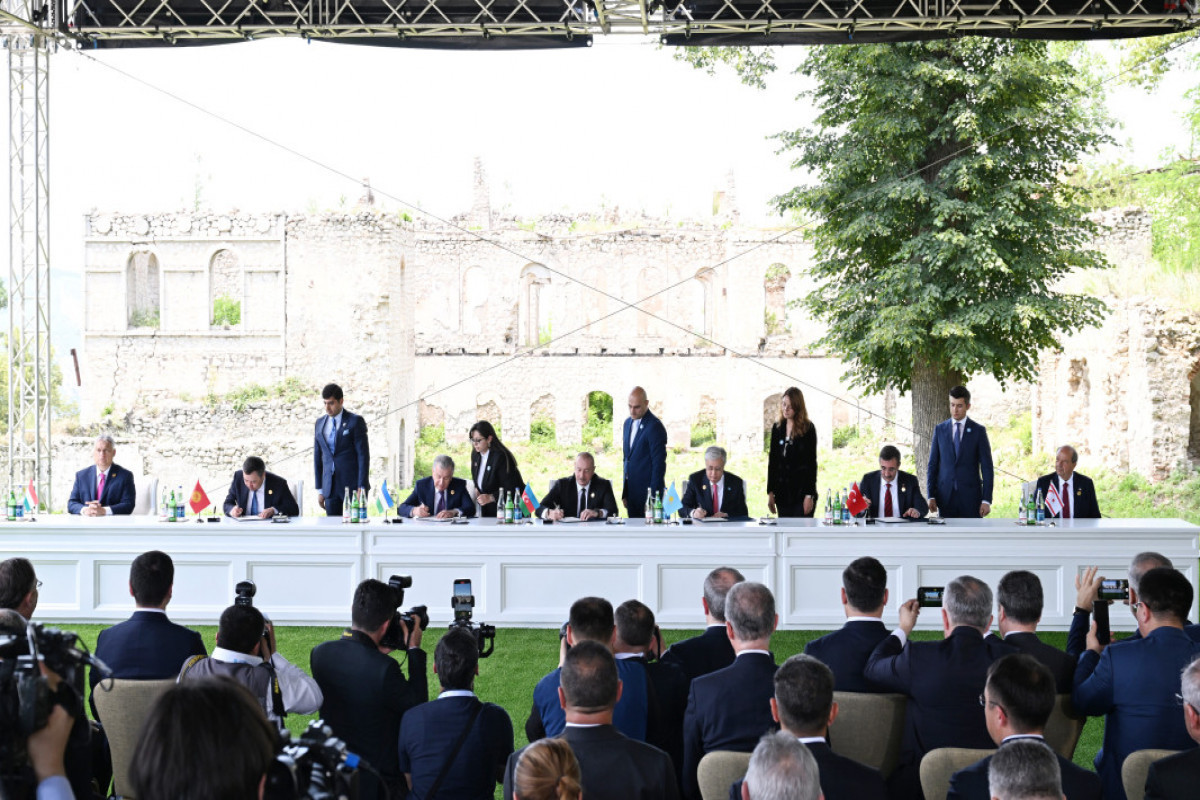 Signature de la Déclaration du Karabagh du sommet informel de l'Organisation des États turciques à Choucha