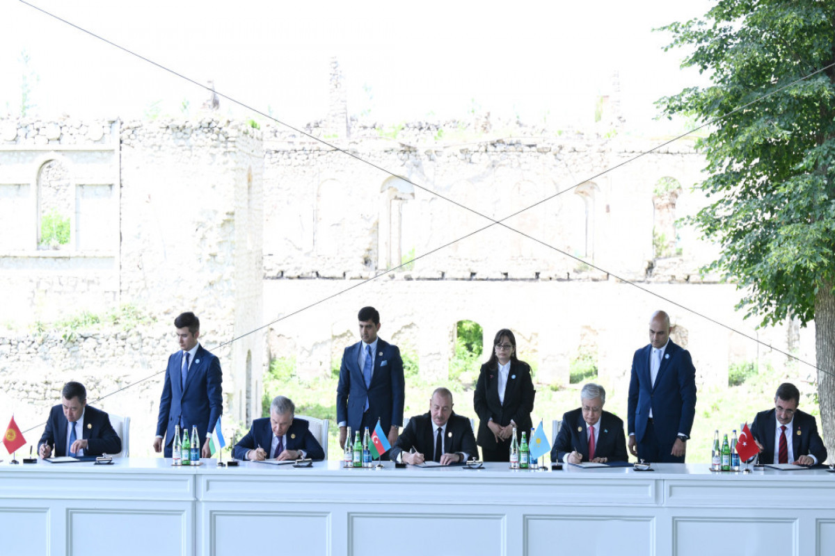Signature de la Déclaration du Karabagh du sommet informel de l'Organisation des États turciques à Choucha