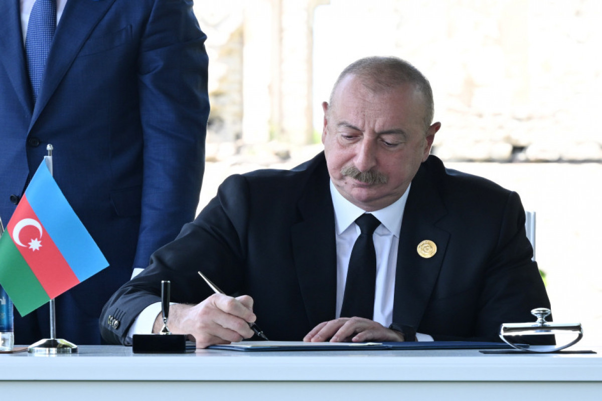 Signature de la Déclaration du Karabagh du sommet informel de l'Organisation des États turciques à Choucha
