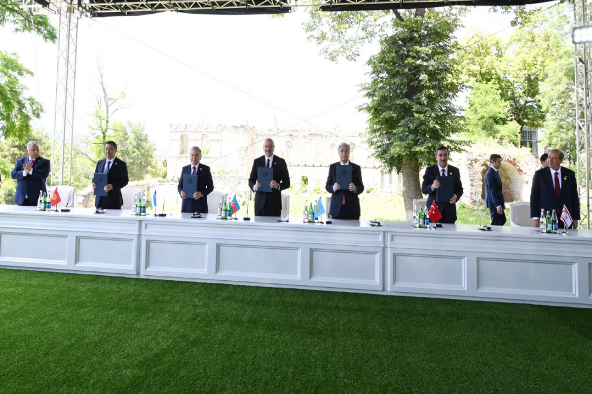 Signature de la Déclaration du Karabagh du sommet informel de l'Organisation des États turciques à Choucha