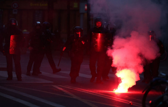Législatives : Des gaz lacrymogènes utilisés contre les manifestants rassemblés contre l'extrême-droite à Paris
