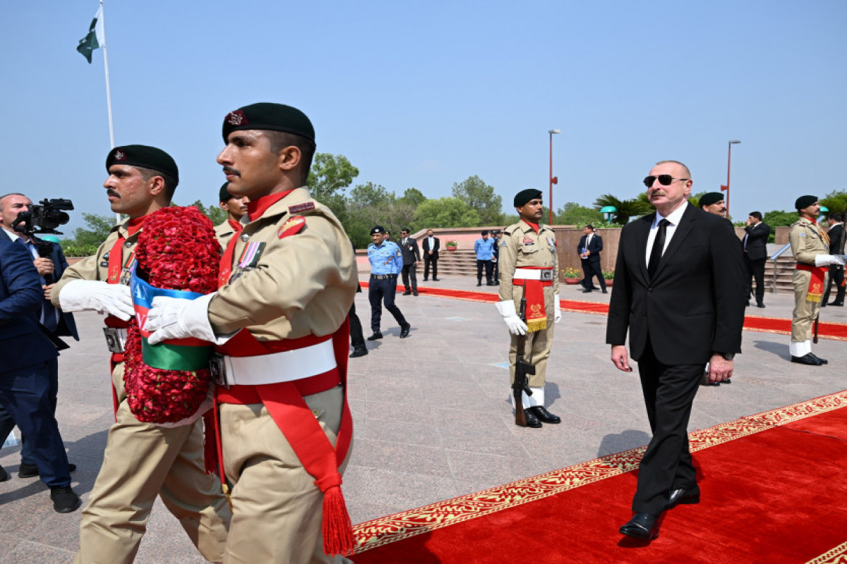 Islamabad : le président Ilham Aliyev visite le Monument du Pakistan