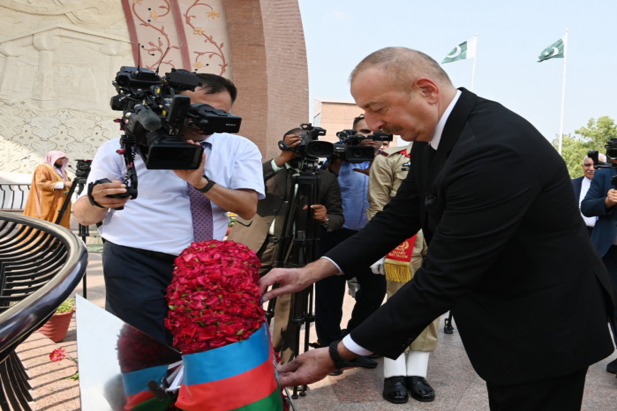 Islamabad : le président Ilham Aliyev visite le Monument du Pakistan