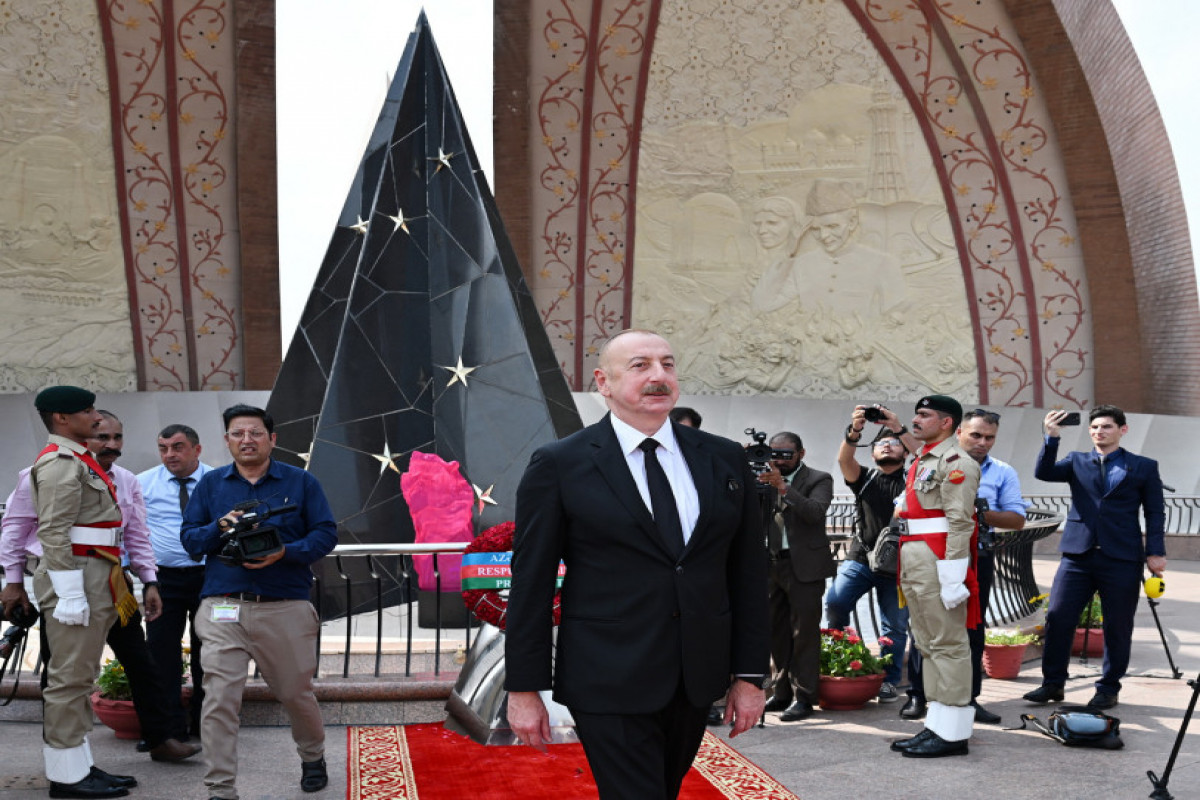 Islamabad : le président Ilham Aliyev visite le Monument du Pakistan