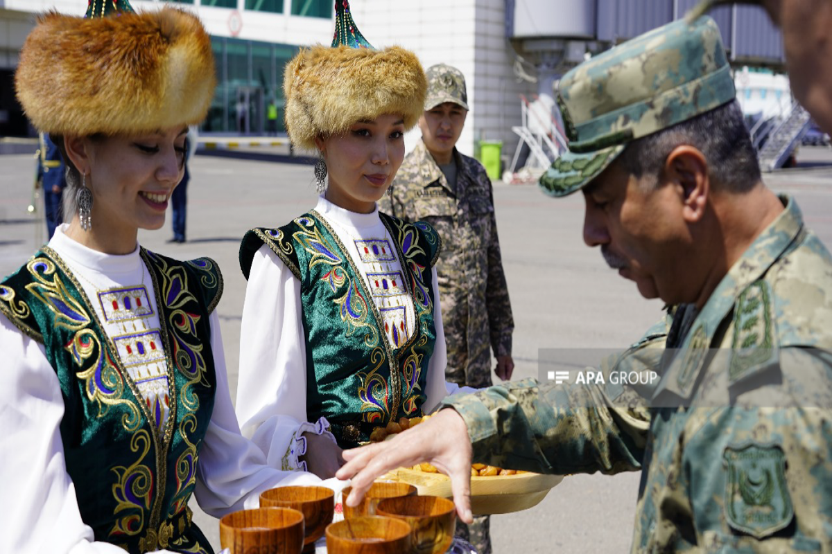 Le ministre azerbaïdjanais de la Défense se déplace au Kazakhstan - Photo 