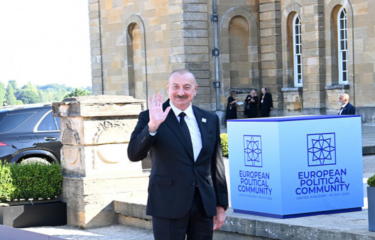 Le président Ilham Aliyev est en visite de travail en Angleterre pour participer à la 4e réunion de la Communauté politique européenne