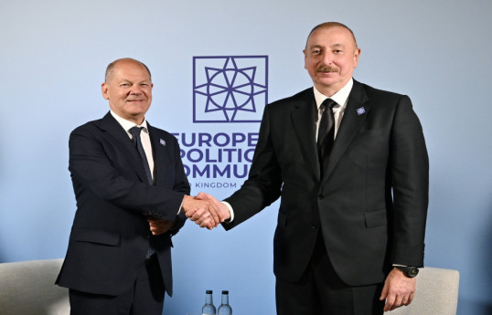 Le président azerbaïdjanais Ilham Aliyev rencontre le chancelier allemand Olaf Scholz à Oxford