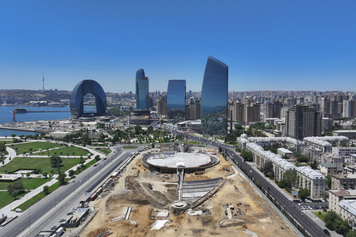Le président Aliyev inspecte les travaux de construction en cours dans le Parc de la Victoire à Bakou