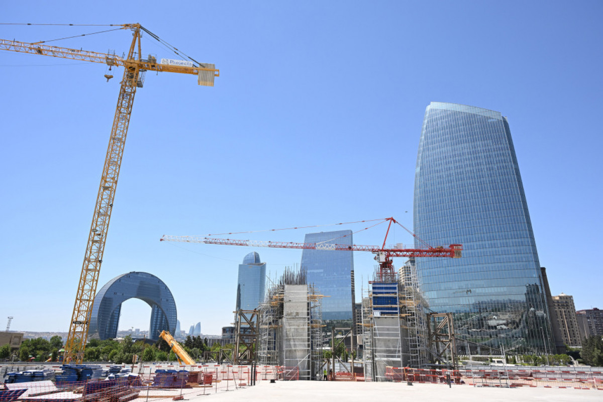 Le président Aliyev inspecte les travaux de construction en cours dans le Parc de la Victoire à Bakou