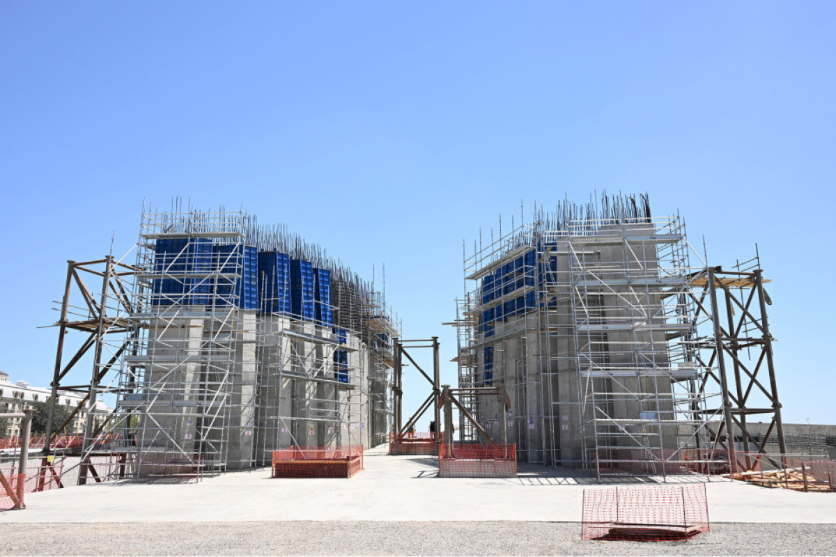 Le président Aliyev inspecte les travaux de construction en cours dans le Parc de la Victoire à Bakou