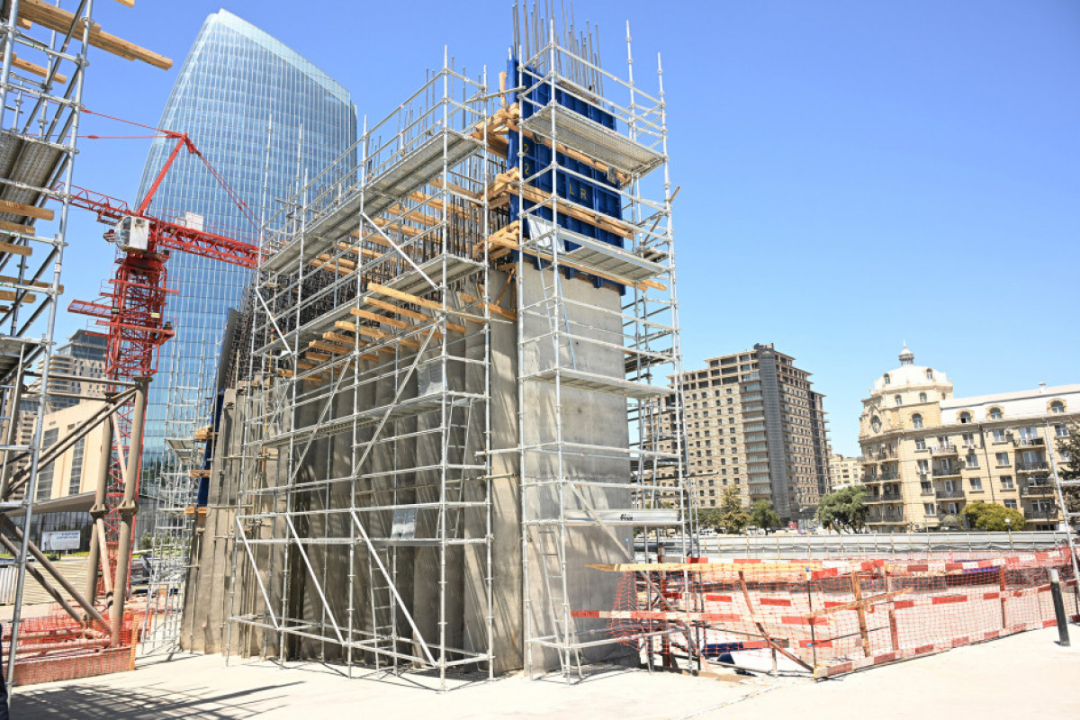 Le président Aliyev inspecte les travaux de construction en cours dans le Parc de la Victoire à Bakou
