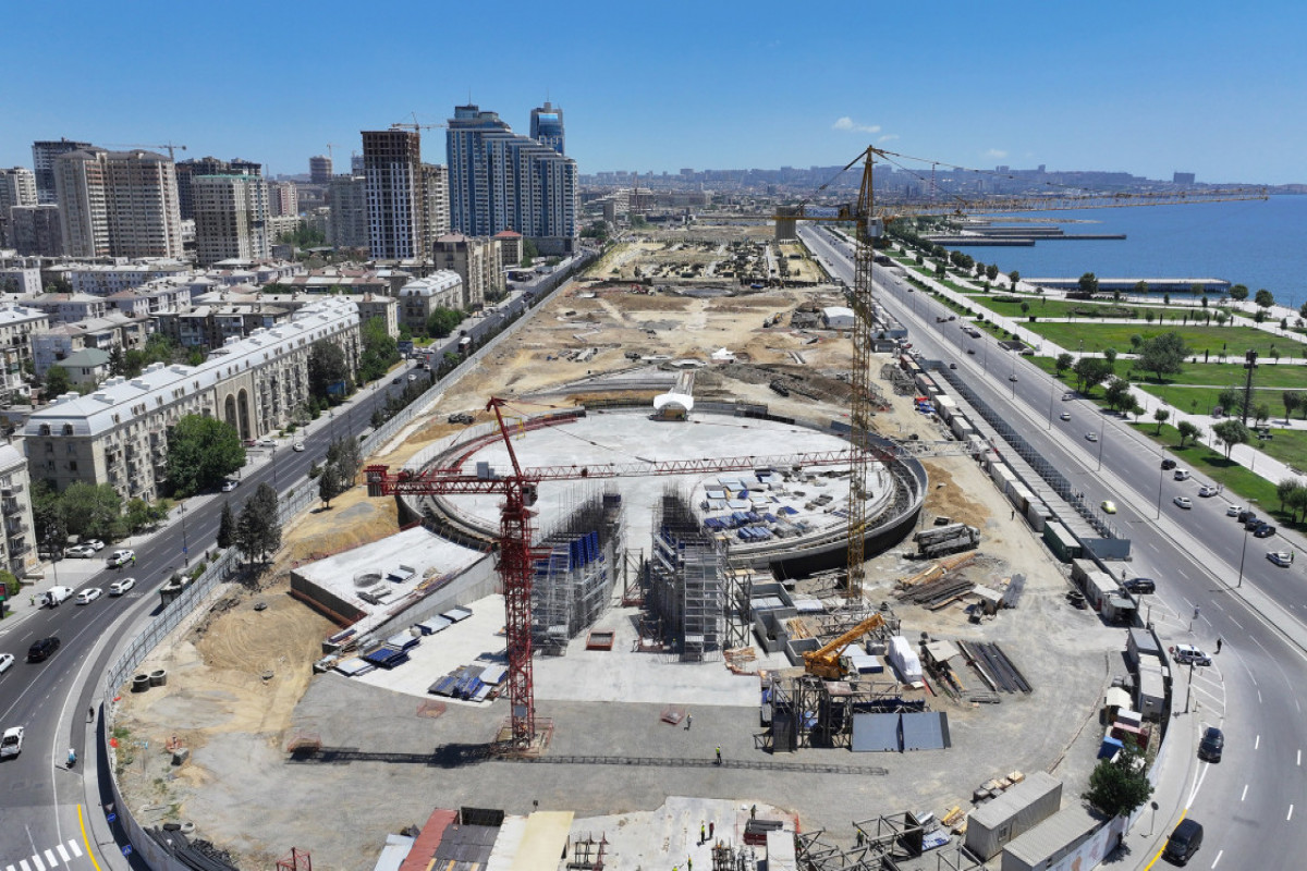 Le président Aliyev inspecte les travaux de construction en cours dans le Parc de la Victoire à Bakou