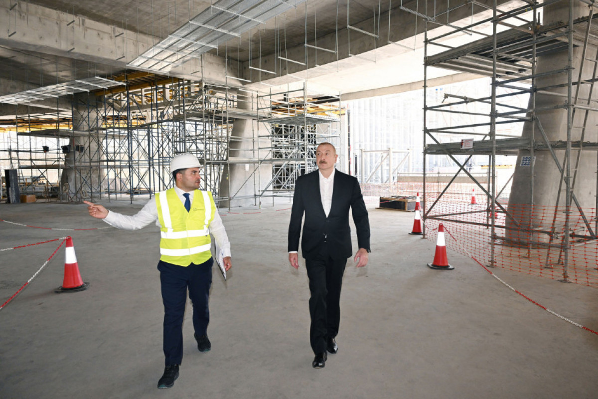 Le président Aliyev inspecte les travaux de construction en cours dans le Parc de la Victoire à Bakou