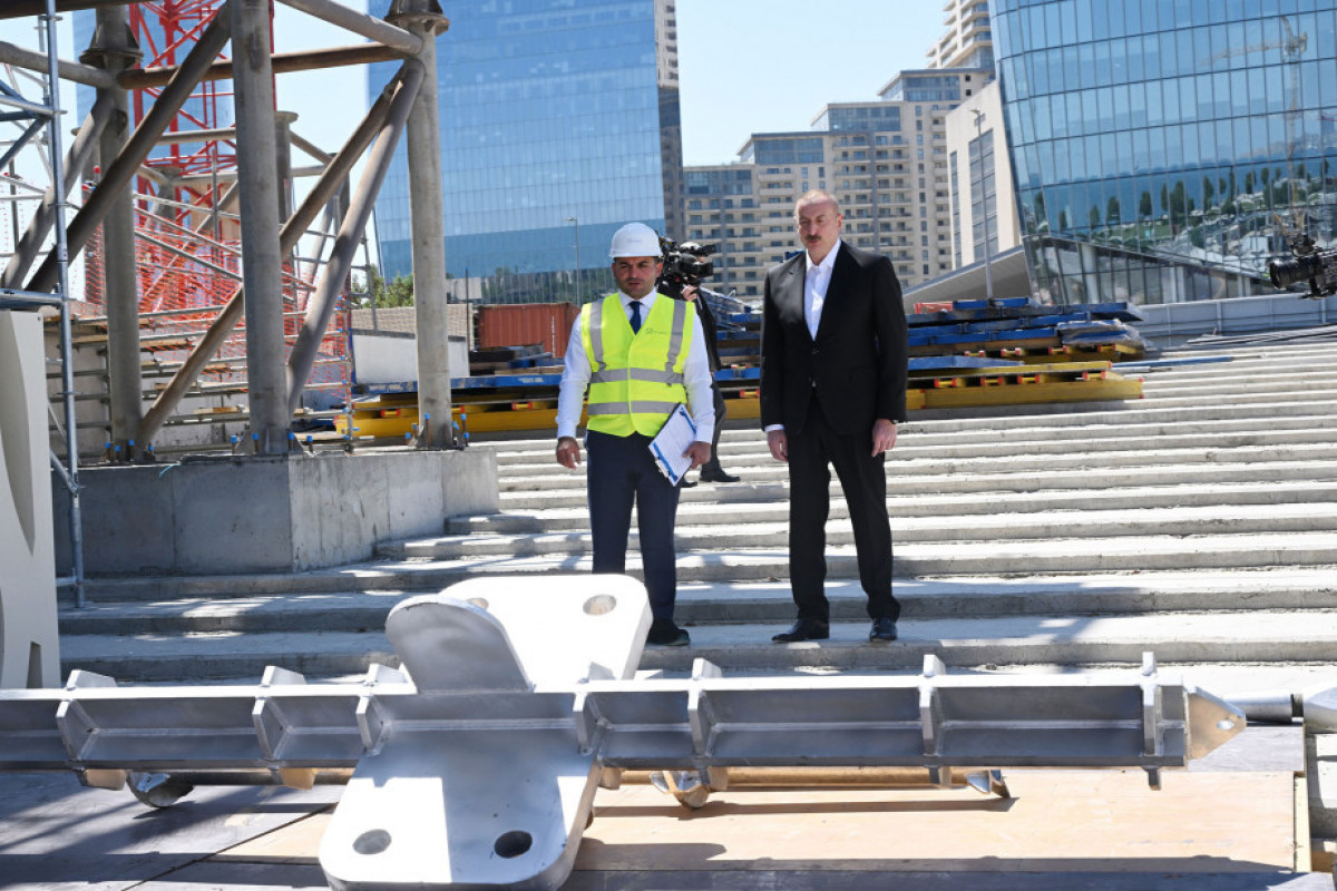 Le président Aliyev inspecte les travaux de construction en cours dans le Parc de la Victoire à Bakou