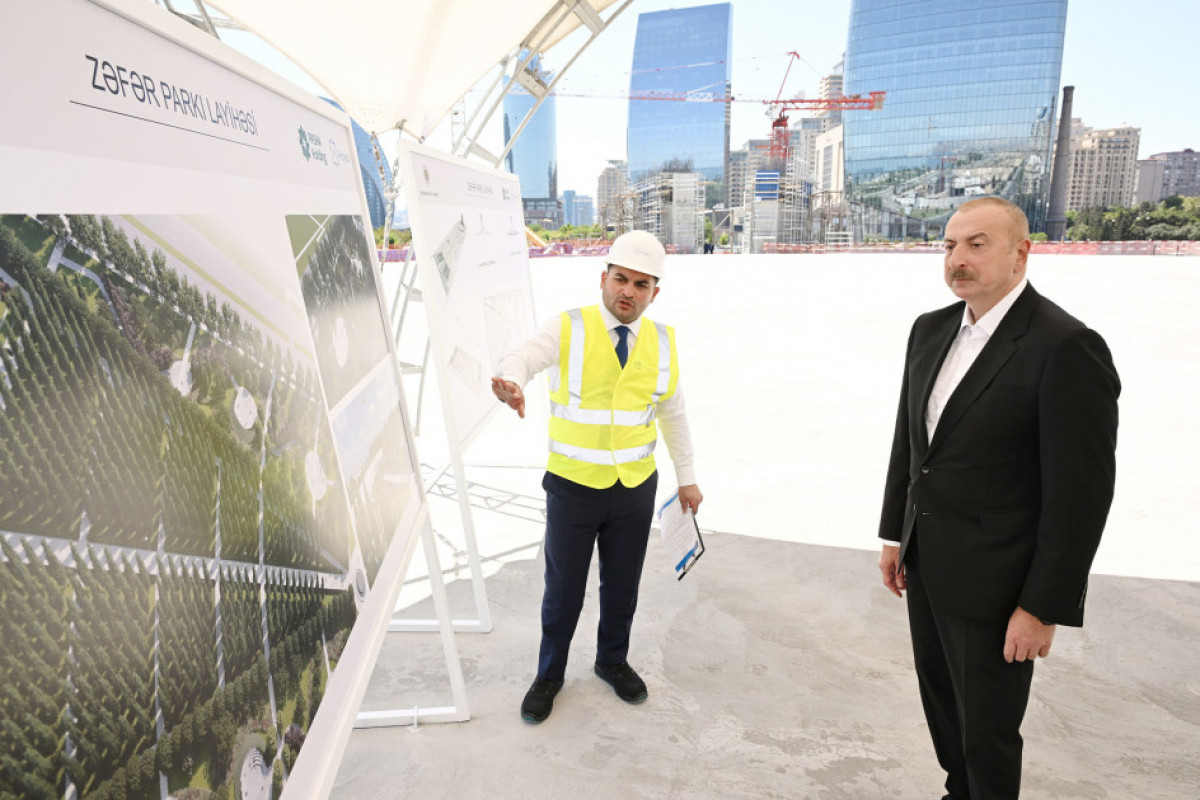 Le président Aliyev inspecte les travaux de construction en cours dans le Parc de la Victoire à Bakou