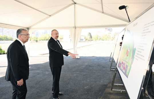 Bakou : le président Aliyev visite le chantier d’un nouveau parc près de la station de métro Gendjlik