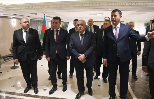 Ali Assadov visite l'ambassade d'Azerbaïdjan en Iran