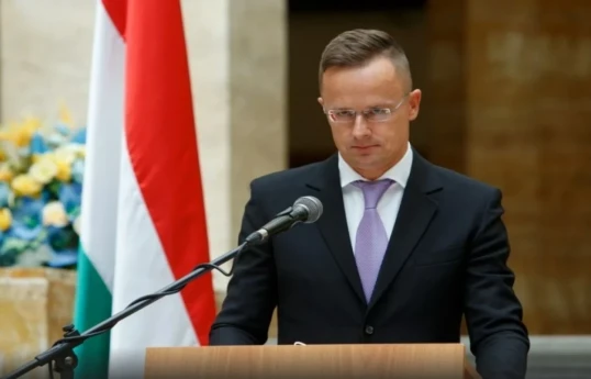 Le ministre hongrois des Affaires étrangères arrive en Azerbaïdjan