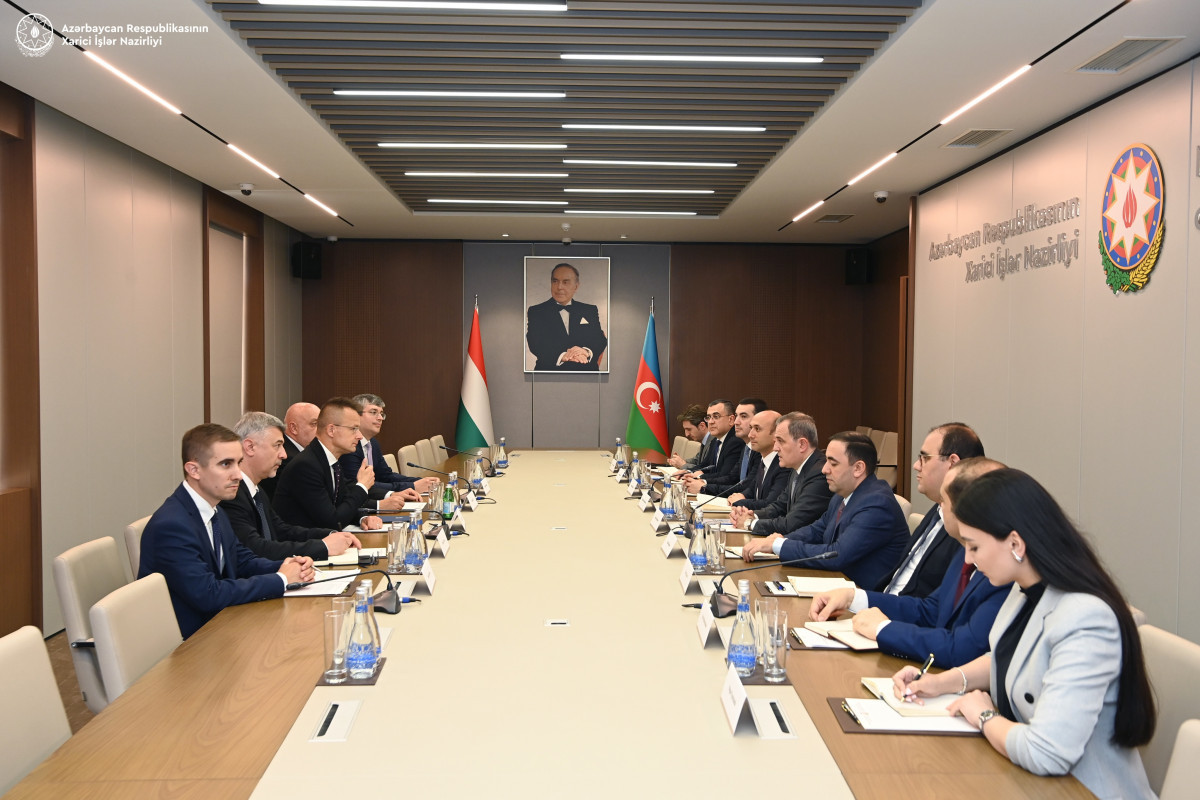 Réunion des ministres des Affaires étrangères azerbaïdjanais et tadjik avec la participation des délégations
