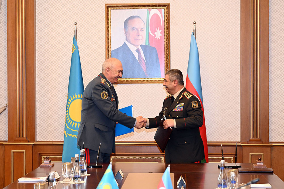 L'Azerbaïdjan et le Kazakhstan signent un document de coopération militaire - Vidéo 