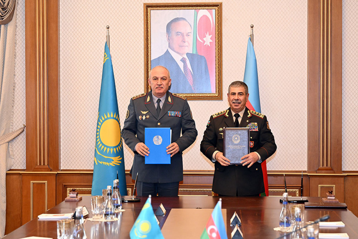 L'Azerbaïdjan et le Kazakhstan signent un document de coopération militaire - Vidéo 