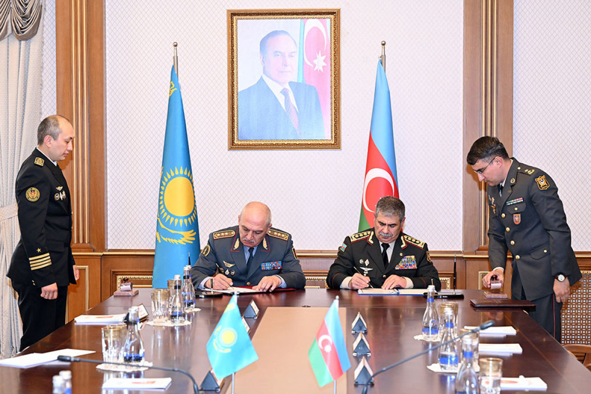 L'Azerbaïdjan et le Kazakhstan signent un document de coopération militaire - Vidéo 