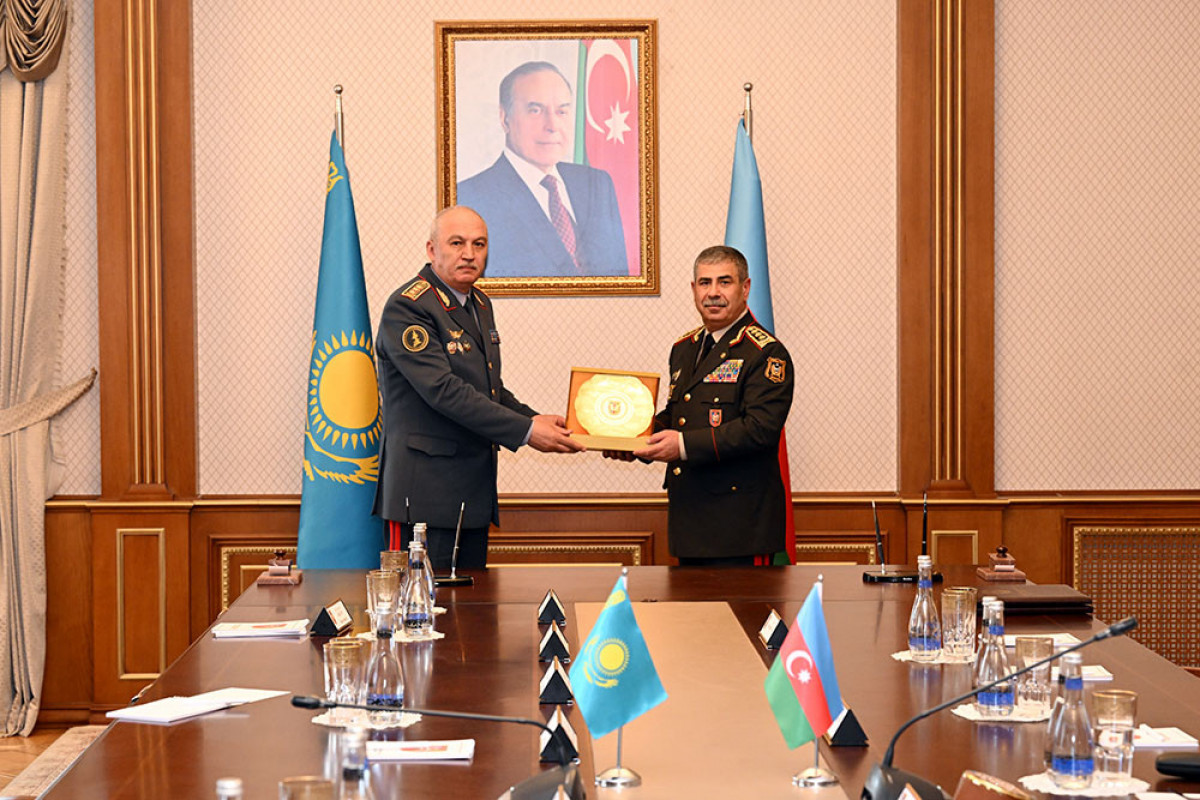 L'Azerbaïdjan et le Kazakhstan signent un document de coopération militaire - Vidéo 