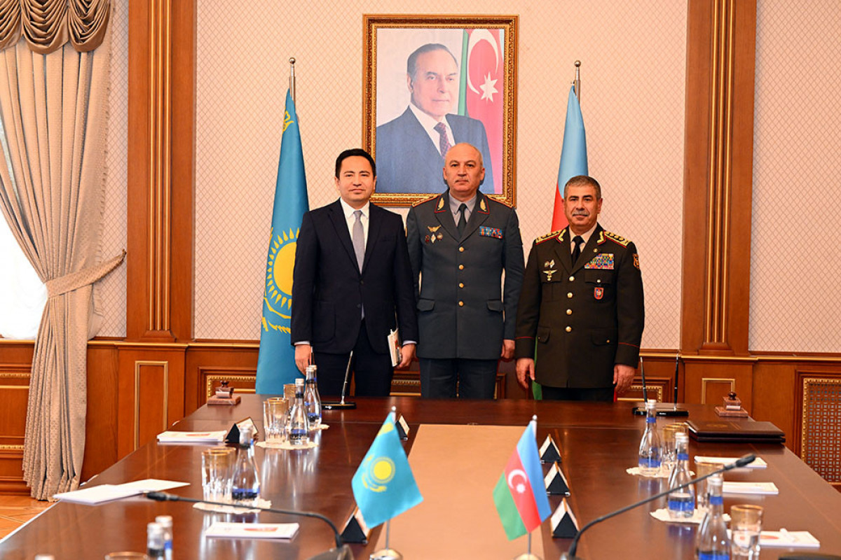 L'Azerbaïdjan et le Kazakhstan signent un document de coopération militaire - Vidéo 