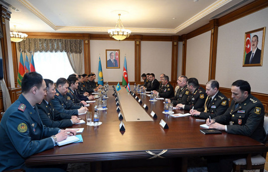 L'Azerbaïdjan et le Kazakhstan signent un document de coopération militaire - Vidéo 