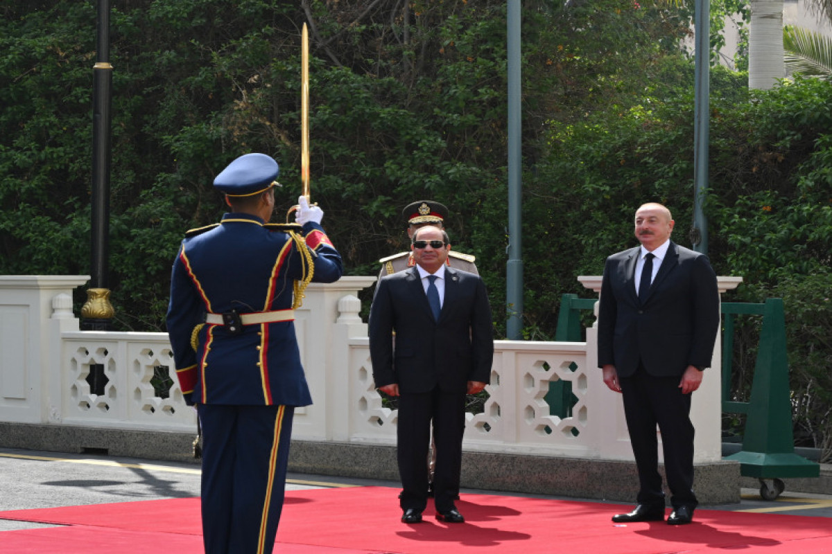 Cérémonie d’accueil officiel du Président azerbaïdjanais en Egypte