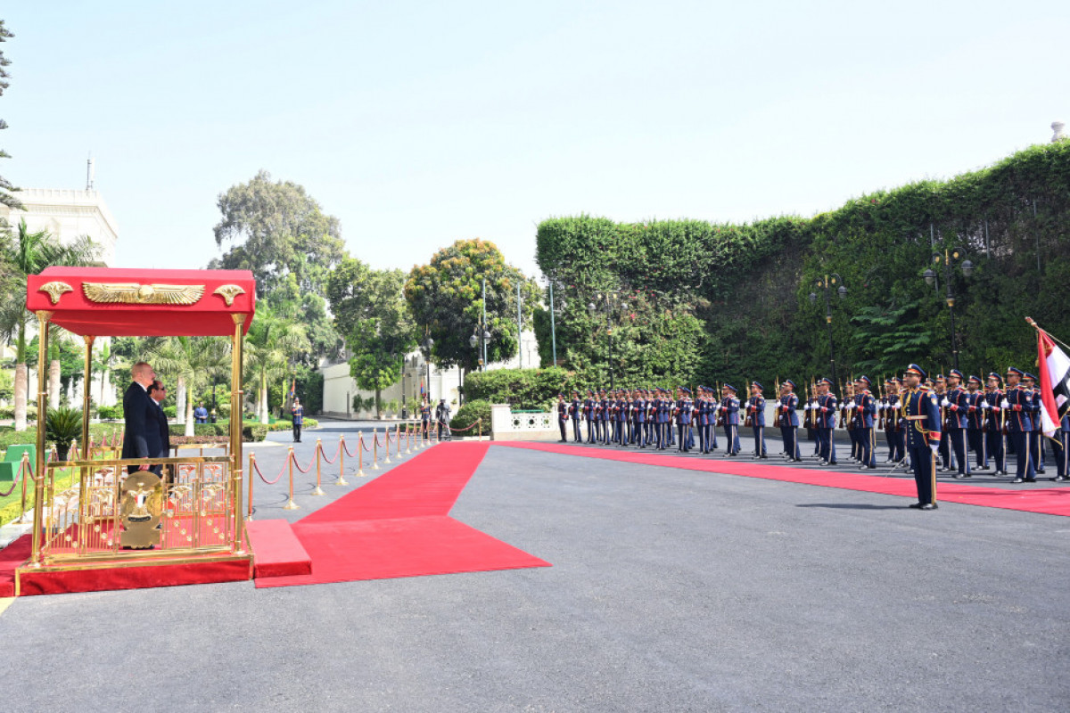 Cérémonie d’accueil officiel du Président azerbaïdjanais en Egypte