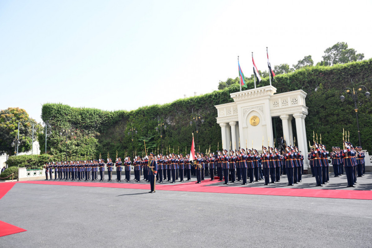 Cérémonie d’accueil officiel du Président azerbaïdjanais en Egypte