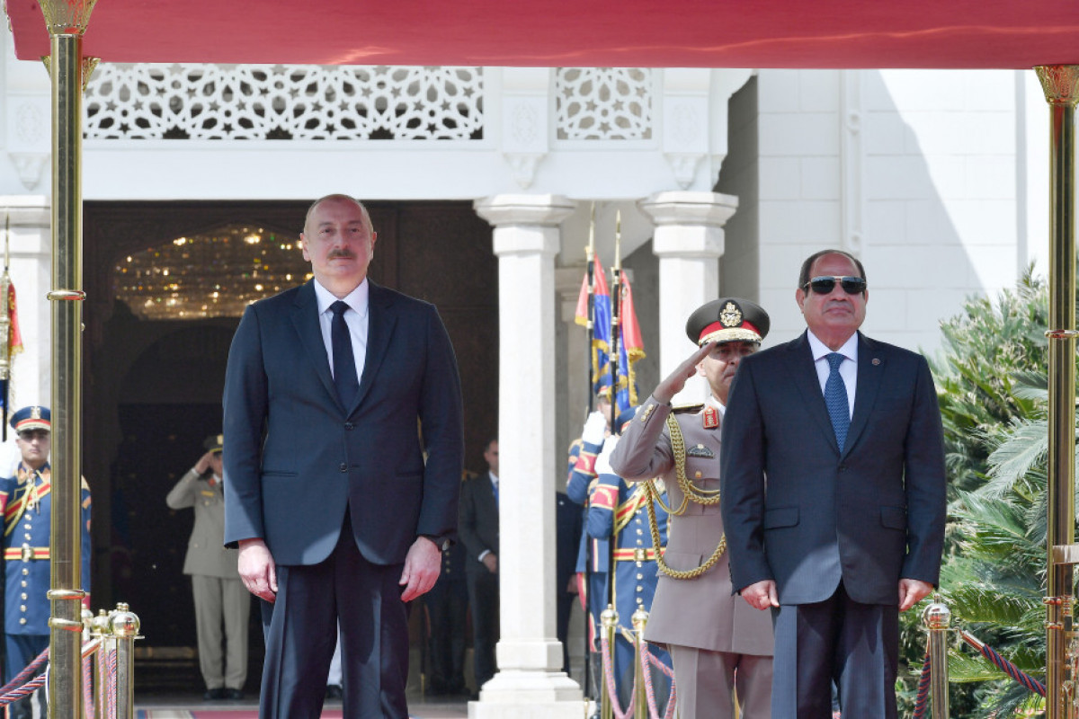 Cérémonie d’accueil officiel du Président azerbaïdjanais en Egypte