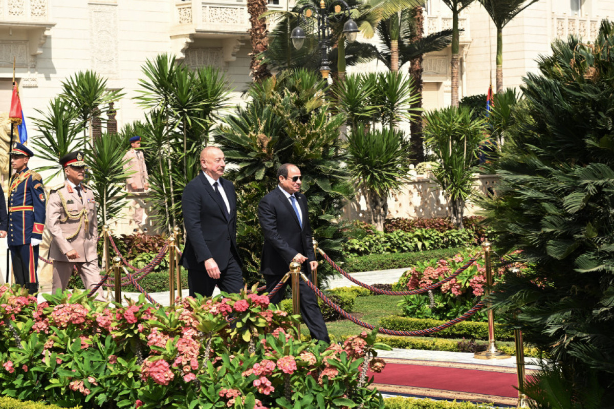 Cérémonie d’accueil officiel du Président azerbaïdjanais en Egypte